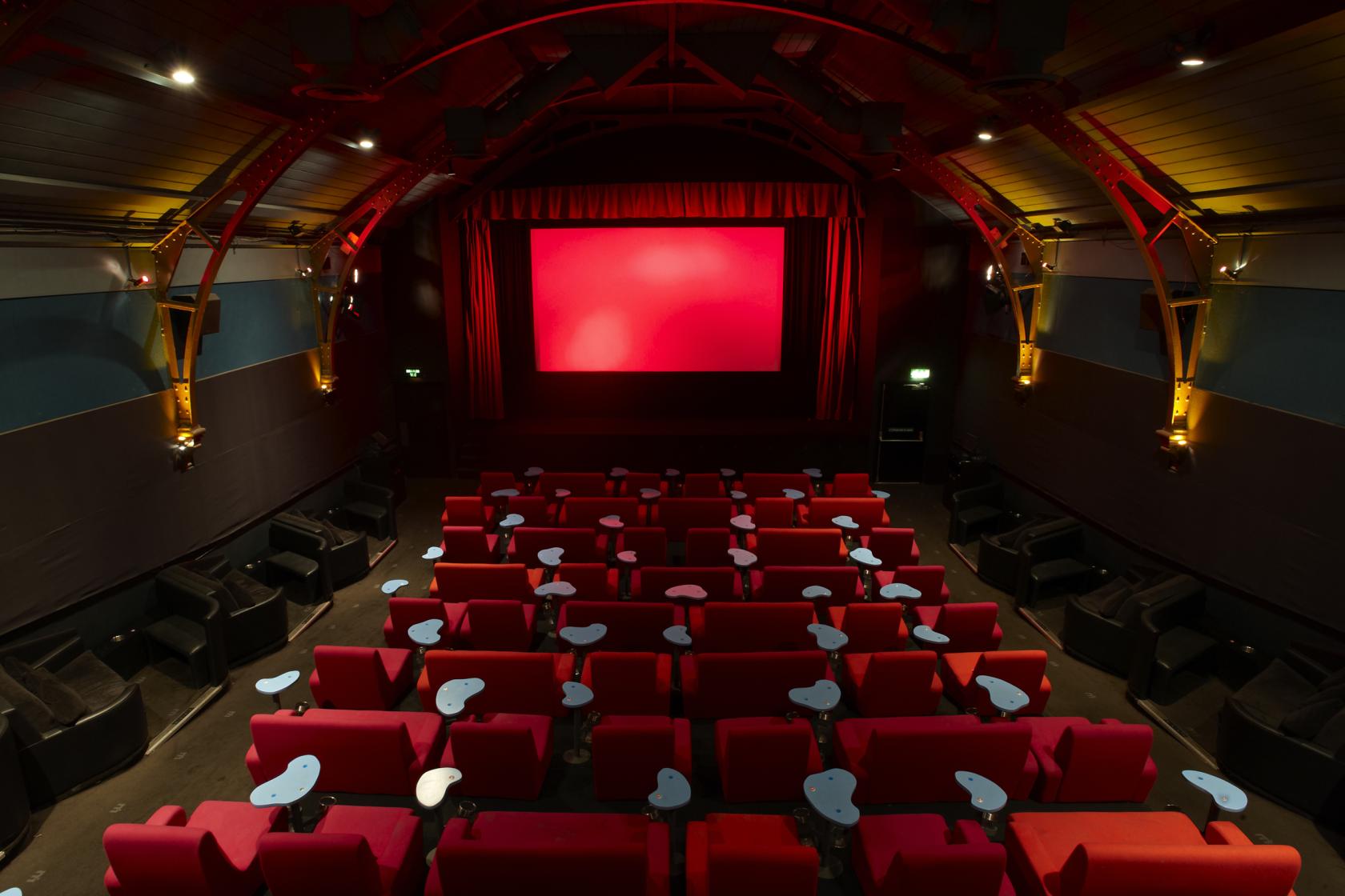 Jack to the cinema go. Кинотеатр в Лондоне. Лучший кинотеатр Лондона. Лондон кинотеатр эвримэн. Кинотеатр Каро