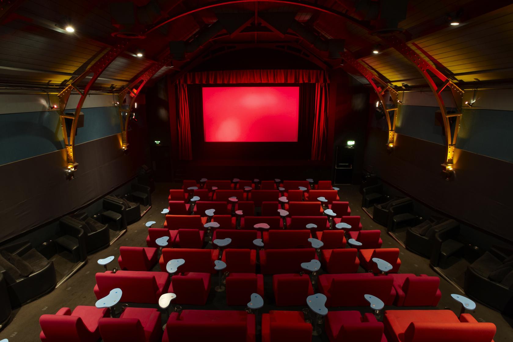 Well go to cinema. Кинозал Action. Everyman Hampstead. Зеленая комната в театре. 7. The best Cinema in London..